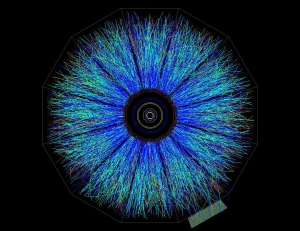 Spuren einer Kollision zweier Goldatome amRHIC-Beschleuniger. Bei diesen enormen Energien treten kurzfristigfreie Quarks und Gluonen auf (Bild: RHIC, Brookhaven NationalLaboratory) 